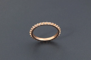 Detailansicht eines schmalen Ringes aus roségoldenem Titanstahl mit Perlenrand-Design