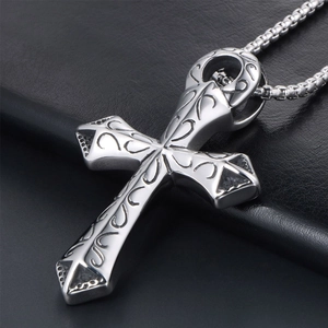 Collana con pendente a croce in acciaio inossidabile punk con incisione vintage su pelle