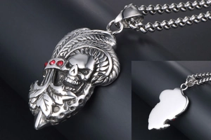 Vue détaillée du pendentif crâne gothique avec strass rouges et chaîne en acier