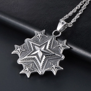 Collier avec pendentif étoile punk rétro en acier inoxydable sur fond de cuir noir texturé