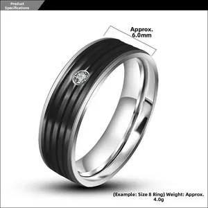 Détail d'une bague en titane de 6mm avec triple rainures noires et petit zircon central