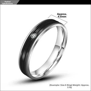 Détail de la bague en acier titane de 4,0 mm rayée avec une pierre en zircone étincelante