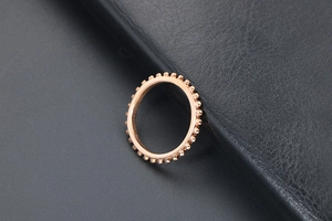 Nahaufnahme des roségoldenen Edelstahlrings mit kleinen Perlennoppen und Innen-Gravur