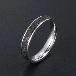 Bague minimaliste noire mate avec bords en acier inoxydable argenté pour homme et femme