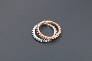 Detailansicht der Perlenringe in Roségold und Silber für Damen und Herren