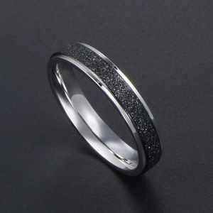 Bague minimaliste en argent avec finition mate noire et bords polis pour hommes et femmes