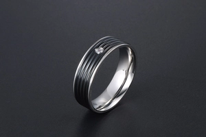 Vue macro de bague en titane pour homme avec rainures noires et pierre de zircon centrale