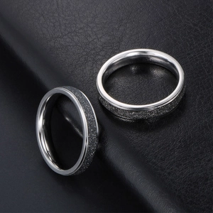 Bagues minimalistes en acier inoxydable noir mat pour couples avec effet pailleté