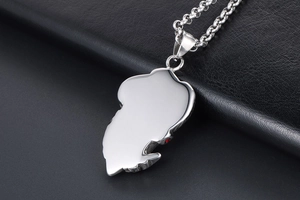 Vue macro du pendentif feuille crâne punk avec finition polie et pierre rouge