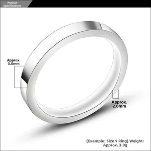 Détail d'une bague minimaliste montrant la largeur de 3mm et l'épaisseur de 2mm