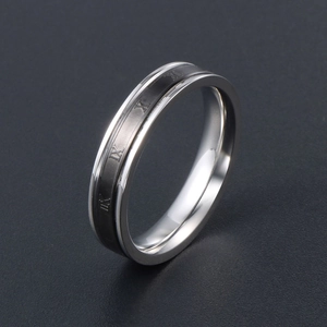Bague minimaliste en acier titane avec chiffres romains et métal brossé gris