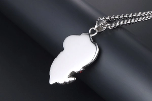 Vue macro du pendentif carte d'Afrique argenté montrant le dos en acier inoxydable poli