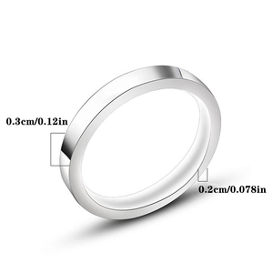 Gros plan d'une bague en acier argenté de 0,3 cm avec finition polie et plate