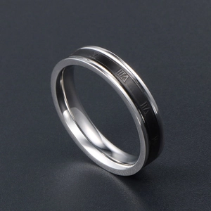 Bague minimaliste en acier titane avec chiffres romains noirs sur fond mat noir