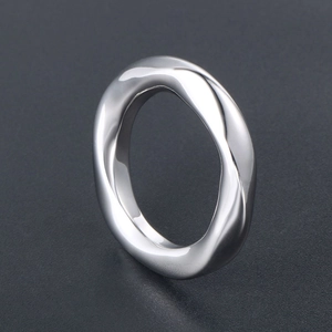 Bague Mobius en acier titane poli avec design torsadé minimaliste pour couples
