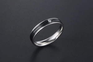 Détail d'une bague en acier titane argenté à rayures avec zircone ronde centrale