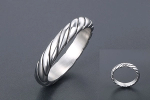 Dettaglio macro dell'anello a corda intrecciata argento con finitura in acciaio al titanio