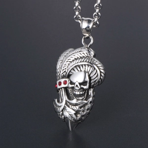 Collier avec pendentif crâne punk en acier titane avec plumes et cristaux rouges