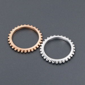 Klassische Perlenringe aus Titanstahl in Silber und Roségold für Paare im minimalistischen Stil