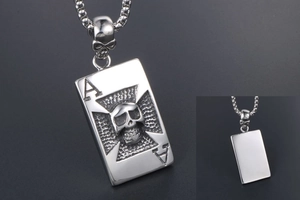 Vue macro détaillée du pendentif tête de mort as de pique avec une finition en métal gaufré