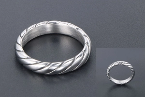 Dettaglio macro dell'anello vintage in acciaio al titanio argento con corda intrecciata