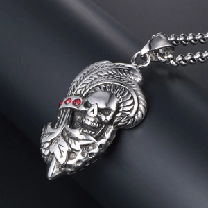 Pendentif crâne punk gothique en acier titane avec coiffe en plumes et cristaux rouges