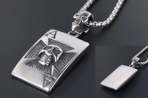 Vue détaillée du pendentif crâne punk avec gravure As de Pique en acier inoxydable