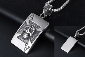 Détail macro du pendentif Crâne As de Pique argenté au fini texturé de style punk