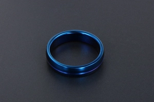 Vue macro d'une bague minimaliste en acier bleu avec un insert violet discret