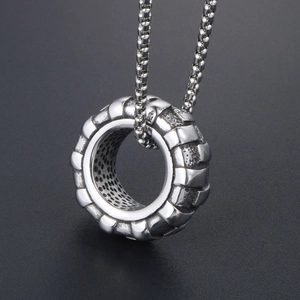 Pendentif pneu de style industriel en acier argenté avec une chaîne maille vénitienne