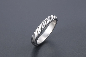 Dettaglio della trama a corda intrecciata vintage su anello in acciaio inossidabile