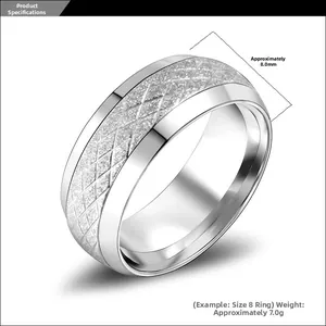 Détail de la bague en acier titane 8mm avec motif croisé et bords polis