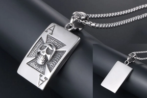 Détail du pendentif poker as de pique avec gravure crâne en acier inoxydable brossé