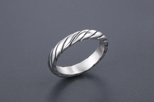 Dettaglio anello argento con design a corda intrecciata e interno lucido