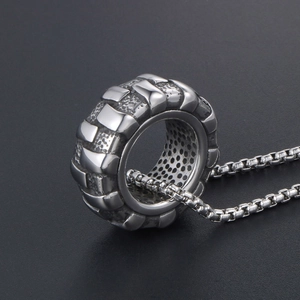 Collier pendentif pneu argenté style industriel mécanique sur chaîne pour hommes