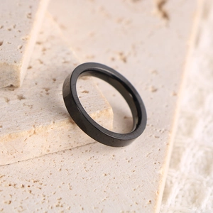 Bague de couple minimaliste en acier inoxydable noir avec finition mate élégante