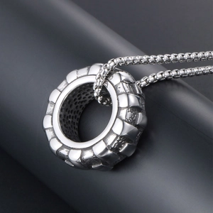 Collier pour homme avec pendentif pneu en acier inoxydable et chaîne maille