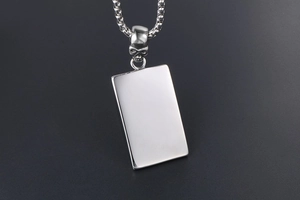 Détail du pendentif As de Pique en acier inoxydable avec motif de crâne poli