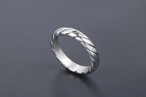 Dettaglio di un anello vintage a fune intrecciata in acciaio inossidabile lucido