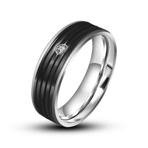 Bague minimaliste en acier titane avec rayures noires et un seul diamant incrusté