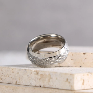 Bague en acier titane argenté poli avec motif losange texturé et finition mate