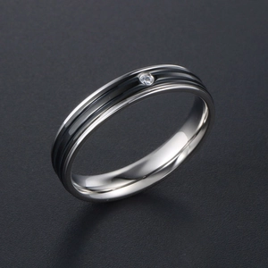 Bague en acier titane poli avec bande en émail noir et oxyde de zirconium incrusté