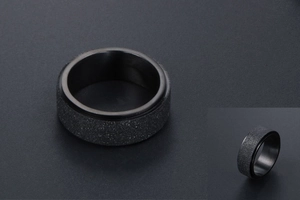Vue détaillée d'une bague noire rotative avec finition mate givrée et anneau interne poli