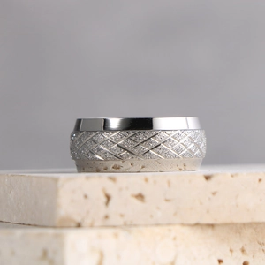 Bague en acier titane argenté poli avec bande centrale à texture diamantée pour hommes