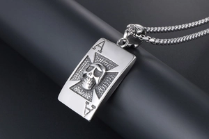 Détail du pendentif tête de mort gothique avec reliefs sur un support noir élégant