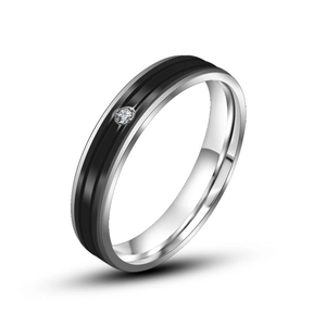 Bague en acier titane poli avec incrustation de rayures noires et zircone centrale