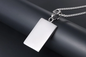 Détail macro du pendentif as de pique avec fermoir crâne punk sur une chaîne à perles