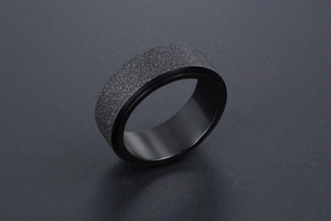Détail d'une bague rotative noire mate avec anneau mobile et bords polis pour homme