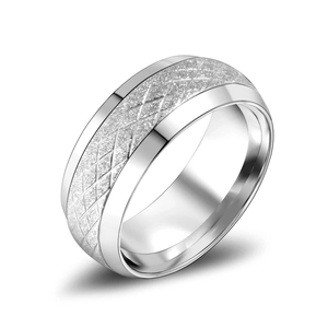 Bague en acier titane argent poli avec bande centrale dépolie et texture diamantée