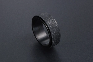 Vue détaillée d'une bague rotative noire avec finition pailletée mate et bords brossés